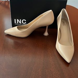 NIB INC Zelip beige heel pump
